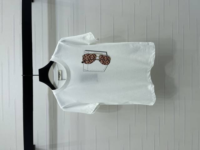 上新原单高端品质 Fend* 2026早春最新系列！撞色口袋圆领短袖T恤！定制原生全棉材质 透气舒适 质感十足 宽松T恤裁剪 凸显品牌格调 采用克重纯棉制成 略