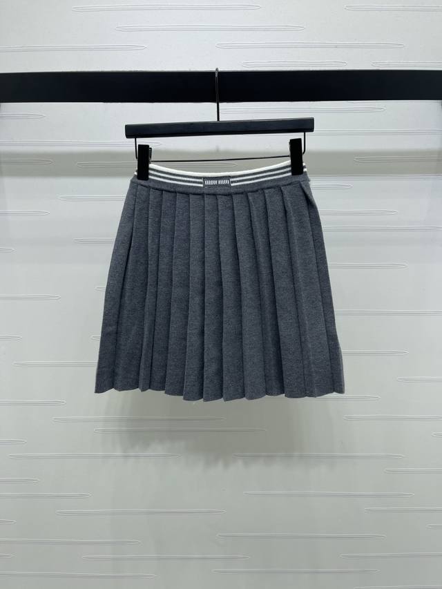 上新原单高端品质 Miumi*2025秋冬最新系列！针织半裙！定制羊毛针织材质 细腻柔软 舒适透气 翻领上衣领口和袖口均以细腻螺纹撞色包边 让视觉效果更丰富 半