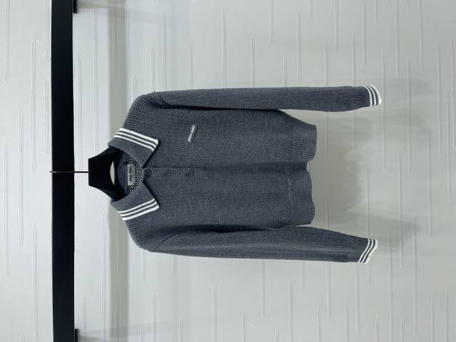 上新原单高端品质 Miumi*2025秋冬最新系列！翻领针织长袖！定制羊毛针织材质 细腻柔软 舒适透气 翻领上衣领口和袖口均以细腻螺纹撞色包边 让视觉效果更丰富