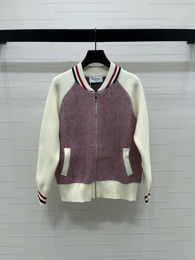 上新原单高端品质 Thom Brown* 2025早秋最新系列！圆领插肩针织开衫！定制羊毛纱线织造，棒球外套版型，成衣拉链开襟，以撞色条纹弹力坑条螺纹包边收窄，