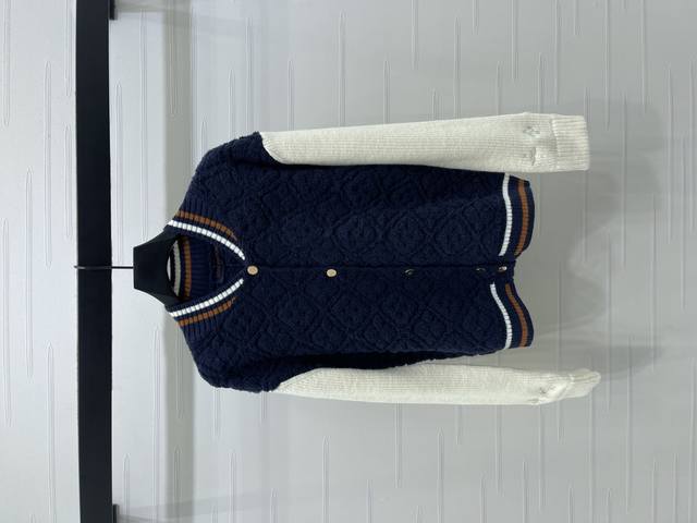 上新原单高端品质Louis Vui*Ton 2025秋冬最新系列！提花针织圆领长袖开衫！滑雪系列 定制羊毛纱线织造，提花工艺处理，呈现立体凹凸造型，棒球外套版型