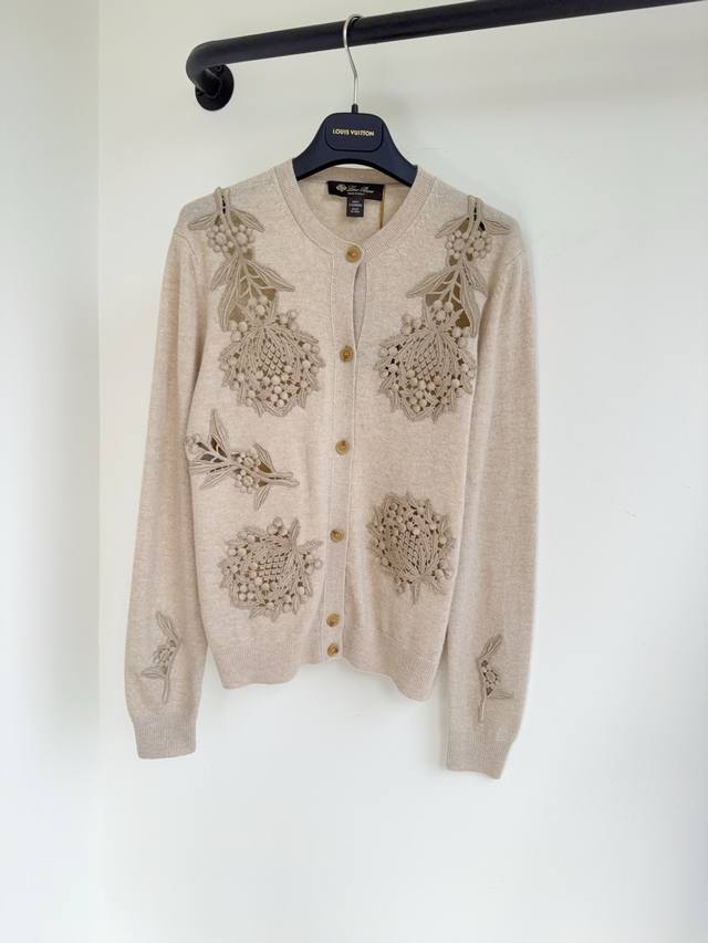 顶级版本Loro25秋冬新款重工刺绣高级Baby羊绒 圆领蕾丝拼接针织开衫出货元素贯穿到底 沿用定制纱线融合呈现 全身蕾丝图案拼接呼应优雅而高级 高级婴儿羊绒材