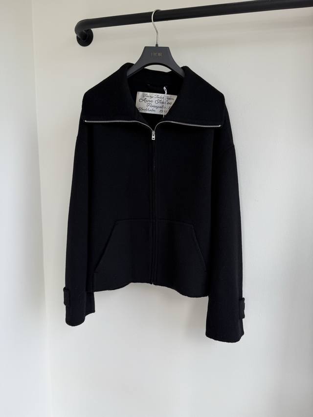 Acn25秋冬新款净色羊毛羊绒呢高领拉链宽松版型外套出货初剪绵羊毛羊绒的正式感与立体裁剪相结合定义了这款外套风格高定版型突出了结构和舒适性 现货S M L