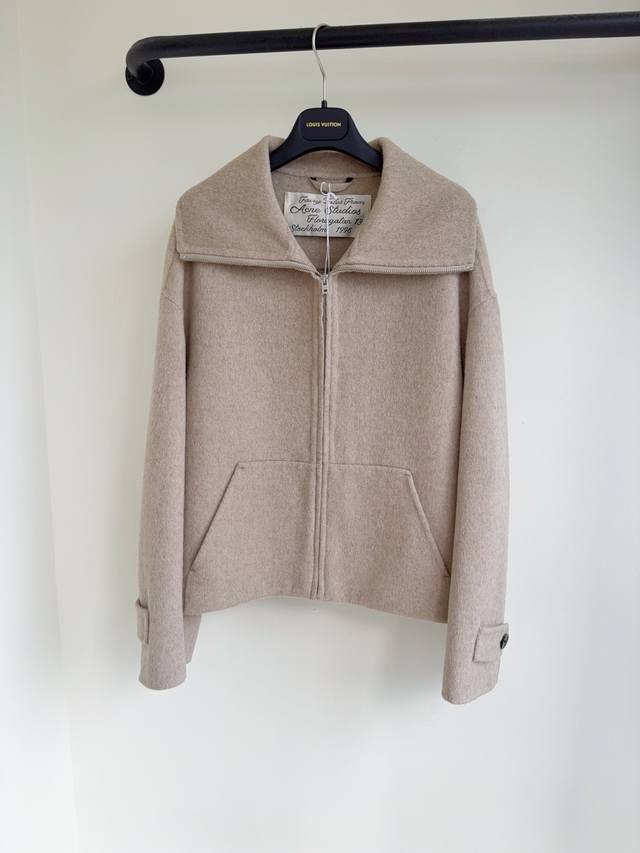 Acn25秋冬新款净色羊毛羊绒呢高领拉链宽松版型外套出货初剪绵羊毛羊绒的正式感与立体裁剪相结合定义了这款外套风格高定版型突出了结构和舒适性 现货S M L