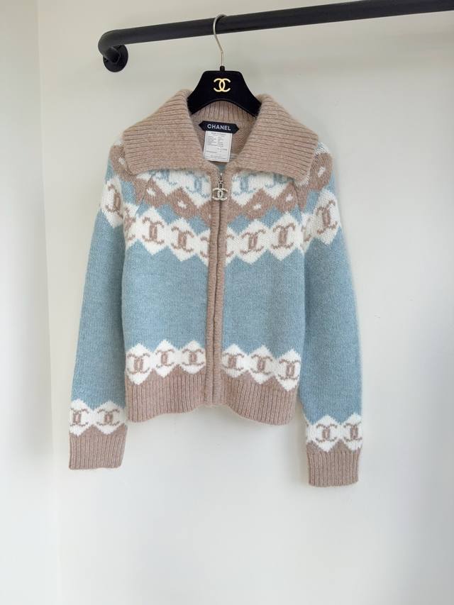 Chane*25秋冬新款16针细拼接立体勾花工艺撞色翻领拼接金属拉链针织开衫出货巨显瘦的立体提花工艺 设计低调高级经典版型 上身舒适亲肤不扎人百搭款式 减龄优雅