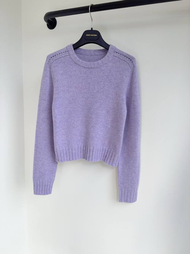 Celin25秋冬新款净色针织面料圆领刺绣字母图案针织上衣出货这款针织单品重新诠释了经典标识。采用针织面料精心制作，精致修身廓形款式，可与其他 单品搭配，打造精