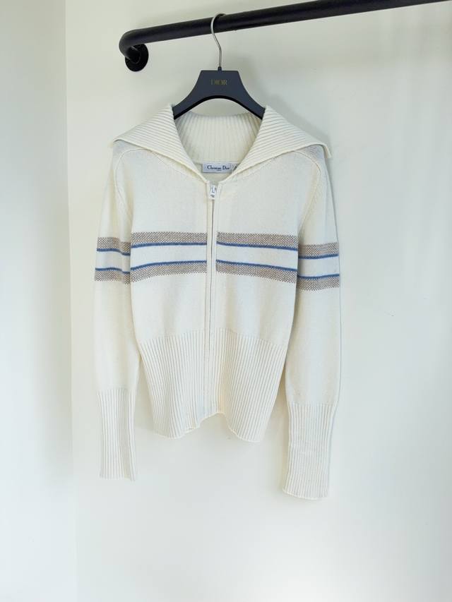 Dio25秋冬新款撞色山羊绒针织面料高领拉链开衫外套出货这款开衫重新诠释了经典标识。采用山羊绒针织面料精心制作，精致修身廓形拉链款式，可与其他 Oblique单