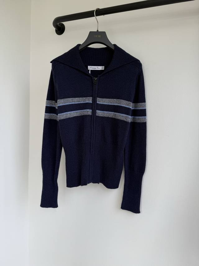 Dio25秋冬新款撞色山羊绒针织面料高领拉链开衫外套出货这款开衫重新诠释了经典标识。采用山羊绒针织面料精心制作，精致修身廓形拉链款式，可与其他 Oblique单