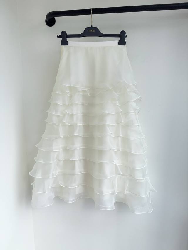 Dio26早新款白色薄纱中长款对称蛋糕裙出货这款半裙由玛丽亚 嘉茜娅 蔻丽 Maria Grazia Chiuri 倾情呈献，重新诠释经典廓形，彰显优雅的 经典