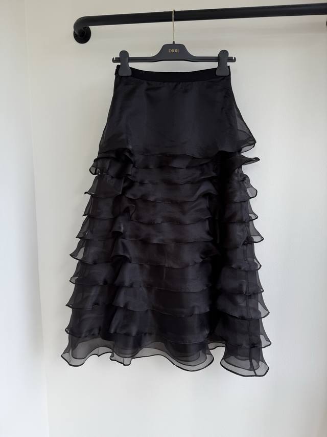 Dio26早新款黑色薄纱中长款对称蛋糕裙出货这款半裙由玛丽亚 嘉茜娅 蔻丽 Maria Grazia Chiuri 倾情呈献，重新诠释经典廓形，彰显优雅的 经典