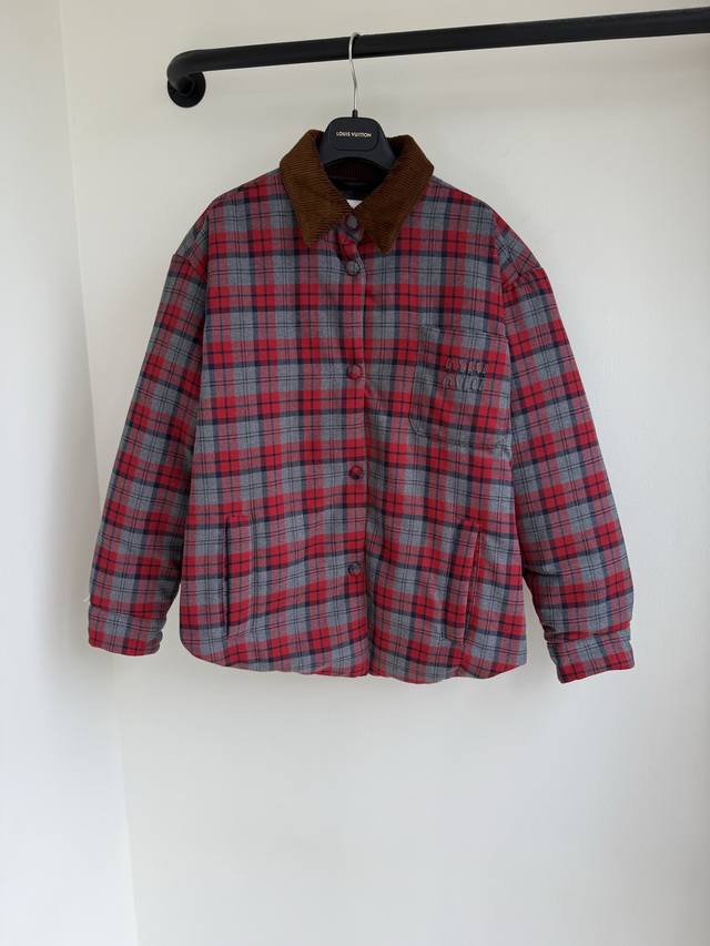 顶级版本 Miu25秋冬新款灯芯绒和撞色格纹贴布刺绣字母羽绒服出货独特的灯芯绒纹理突出了这款羽绒服的条纹设计为轮廓的体积增添了精致和多功能性拼接领子和撞色刺绣标