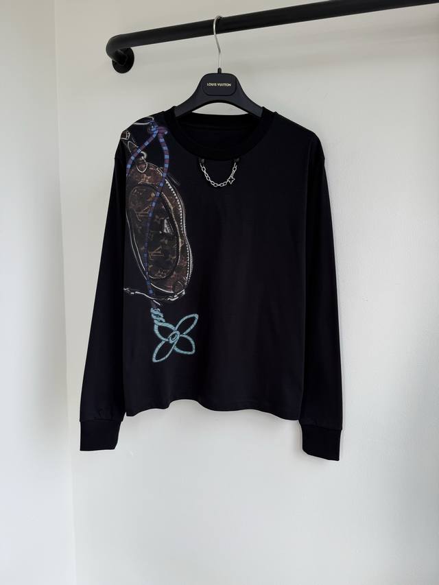 Louis25秋冬新款印花图案金属链条卫衣出货本款卫衣援引 Travels With Grace Coddington 合作系列的趣味印花，手绘路易威登标识边框