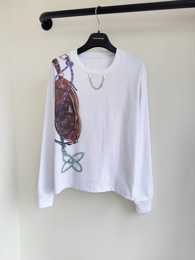 Louis25秋冬新款印花图案金属链条卫衣出货本款卫衣援引 Travels With Grace Coddington 合作系列的趣味印花，手绘路易威登标识边框