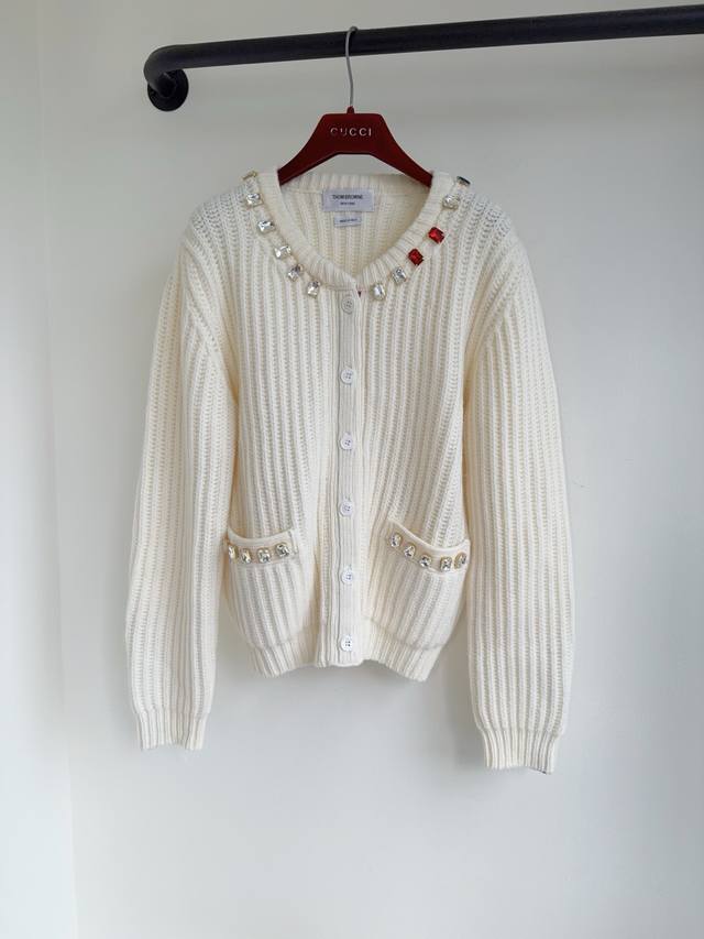 Tb25秋冬新款手工钉珠提花针织圆领双口袋开衫出货白富美必入神器 万能百搭宽松版型超显瘦 进口纱线质感超舒适 复古气质时髦又高级！版型上身巨显瘦！定制纱线材质