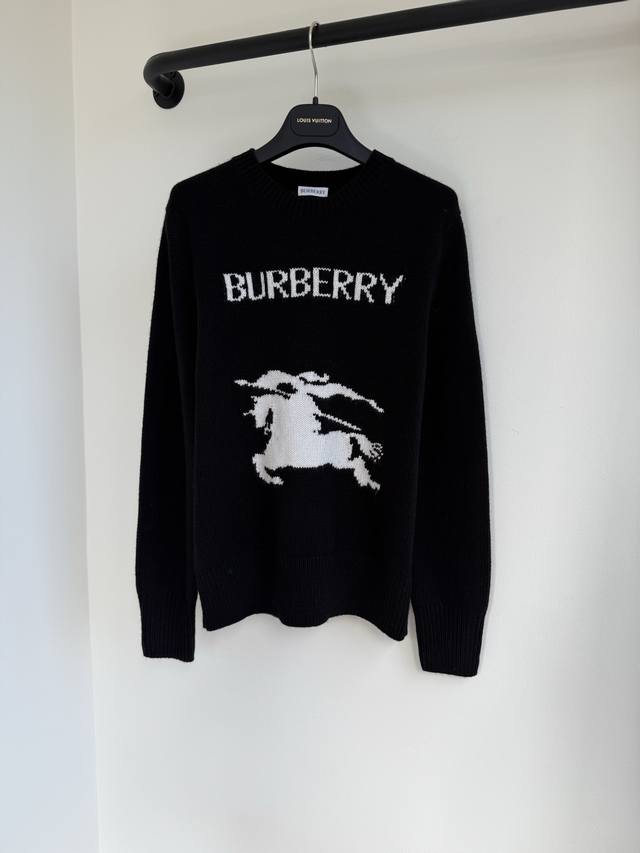 Bbr25秋冬重工撞色提花字母图案羊毛纱线圆领针织毛衣出货最爱百搭单品 进口纱线质感柔软细腻透气舒适！经典圆领版型上身巨显瘦！定位刺绣图案优雅又时髦气质单品白富