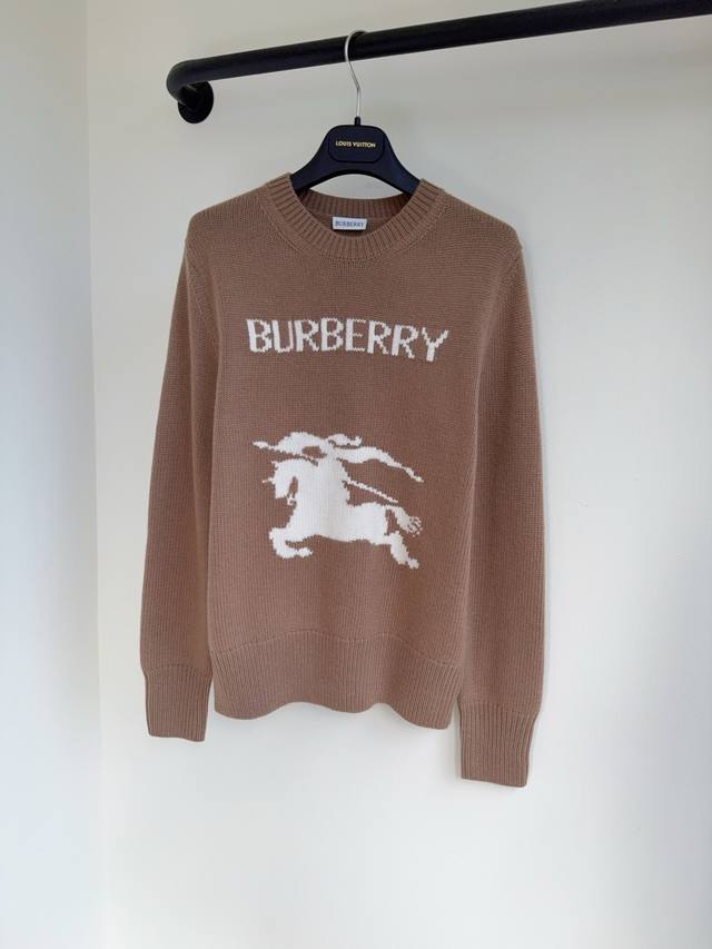 Bbr25秋冬重工撞色提花字母图案羊毛纱线圆领针织毛衣出货最爱百搭单品 进口纱线质感柔软细腻透气舒适！经典圆领版型上身巨显瘦！定位刺绣图案优雅又时髦气质单品白富