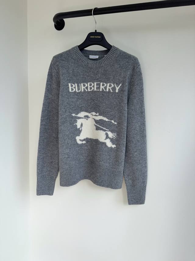 Bbr25秋冬重工撞色提花字母图案羊毛纱线圆领针织毛衣出货最爱百搭单品 进口纱线质感柔软细腻透气舒适！经典圆领版型上身巨显瘦！定位刺绣图案优雅又时髦气质单品白富