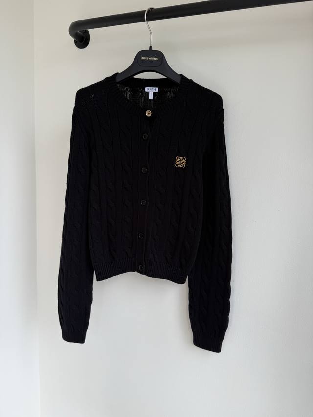 Loew25秋冬新款净色圆领套头针织撞色字母提花纽扣开衫出货成衣时髦洋气 常规圆领剪裁 不挑身材 符合大众穿搭进口纱线肌理呈现 上身分分钟驾驭出潮流风格 内搭也