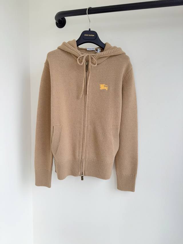 Bbr25秋冬新款净色羊毛羊绒呢抽绳连帽拉链宽松版型针织开衫外套出货初剪绵羊毛羊绒的正式感与立体裁剪相结合定义了这款开衫风格高定版型突出了结构和舒适性 现货S