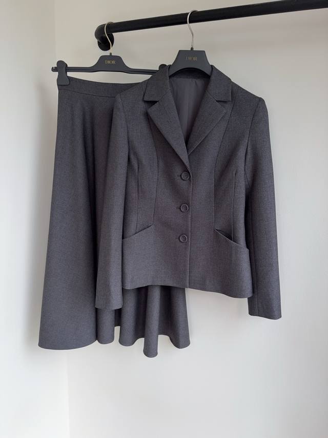 外套 半裙 Dio25秋冬新款定制高级混纺面料西装外套半裙出货时髦必备单品 打破传统西装刻板印象兼顾休闲感与正式感 经典高级混纺面料 可单穿亦搭配同款长裤叠穿现