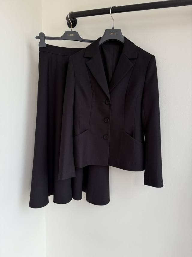 外套 半裙 Dio25秋冬新款定制高级混纺面料西装外套半裙出货时髦必备单品 打破传统西装刻板印象兼顾休闲感与正式感 经典高级混纺面料 可单穿亦搭配同款长裤叠穿现
