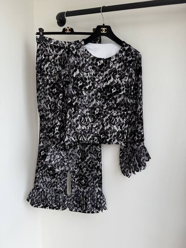 外套 长裤 Chan25秋季新款定制蕾丝拼接面料出货花卉刺绣水溶花圆领金属扣外套蕾丝拉链长裤出货版型显瘦又高挑全定位花 复古宫廷风可甜可盐法式优雅华丽感白富美必