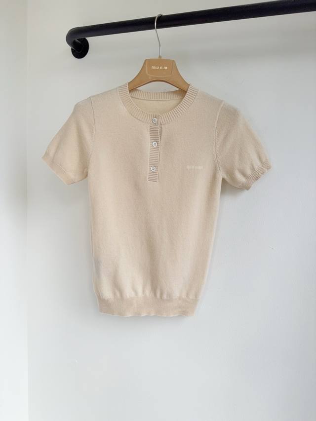 Miu25秋冬新款山羊绒纽扣套头短袖上衣出货这款羊绒圆领毛衣的灵感来自复古版型上衣以清新的精神重新诠释了经典为马球衬衫提供了搭配高定丰富的罗纹细节和定制 珍珠母