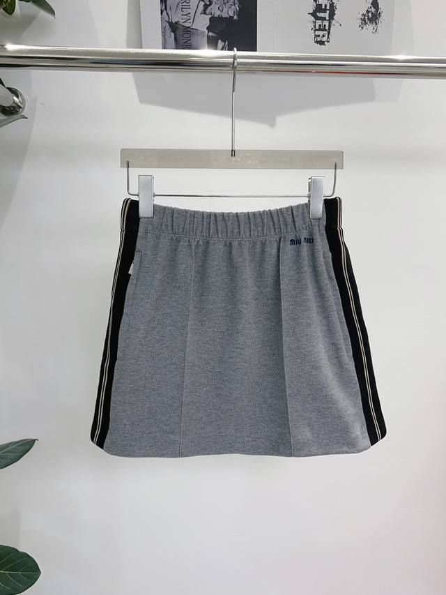 独家首发原单品质 Miu M*U 25 新款运动风半身裙！灰色棉质面料+黑色条纹，简约又活力满满松紧弹力裤头 日常穿搭超百搭 配小口袋 轻松Get青春活力造型～
