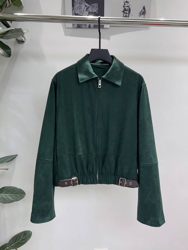独家首发原单品质 Loe*E 25 新款秋冬绿色绒面皮夹克外套！ 羊皮绒面材质 手感细腻柔软 深绿色调带微光泽，优雅又高级。正肩领口+皮带扣下摆，细节感拉满 超