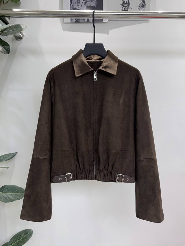 独家首发原单品质 Loe*E 25 新款秋冬咖色绒面皮夹克外套！ 羊皮绒面材质 手感细腻柔软 优雅又高级。正肩领口+皮带扣下摆，细节感拉满 超有质感～Sml