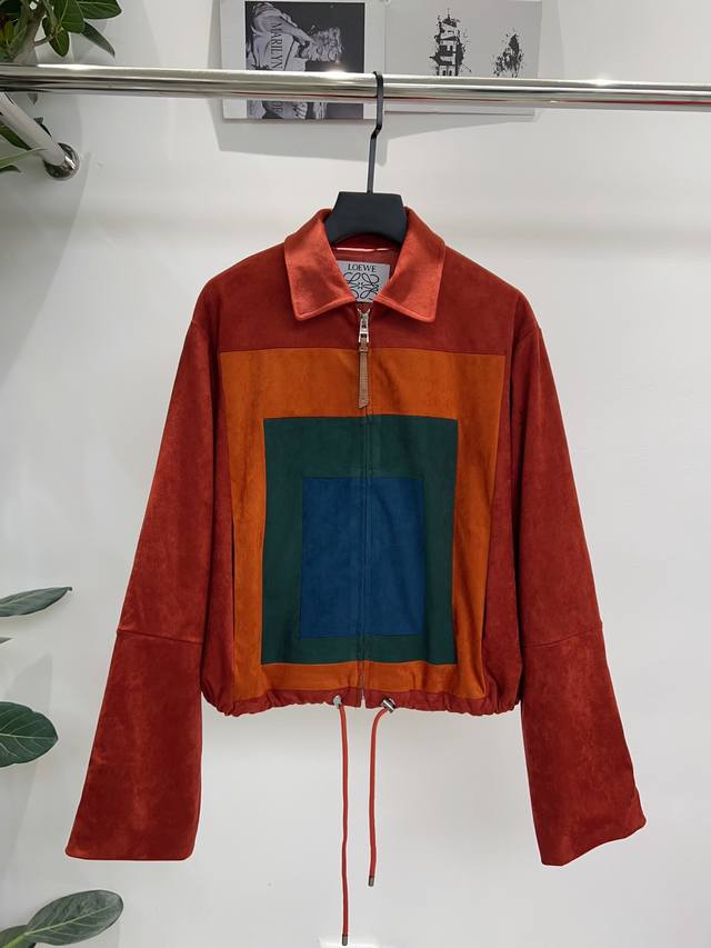 独家首发原单品质 Loe*E 25 秋冬新款撞色牛皮绒夹克外套！丝滑绒面皮革 主色深红，拼接橙、绿、蓝，艺术感满满、金属拉链+抽绳收腰，复古又实用，秋冬穿搭超有