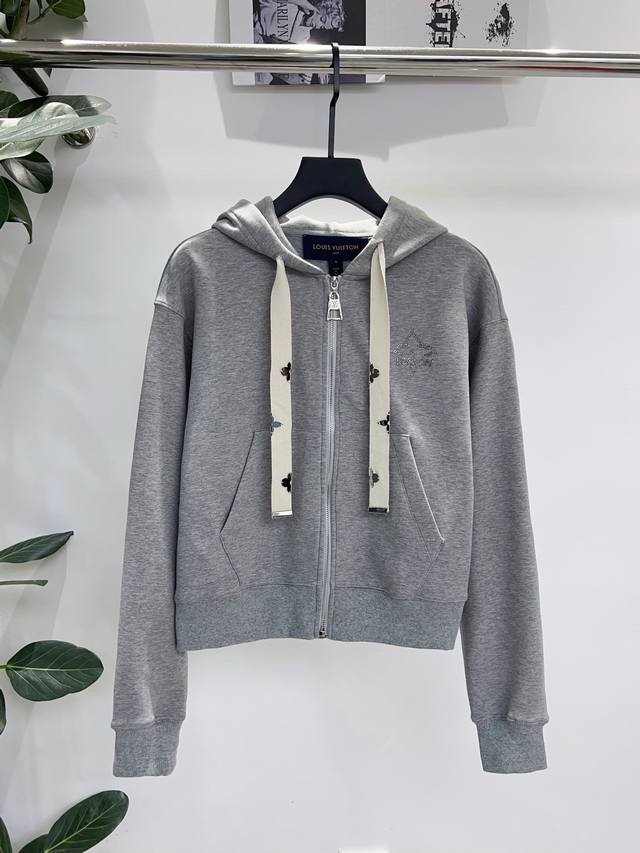 独家首发原单品质 Louis Vuitt* 25 新款连帽外套！采用定制Yb进口斜纹全棉，穿着舒适垂顺。胸前粘钻字母＋四叶草徽标！抽绳插袋设计，休闲版型不挑人，