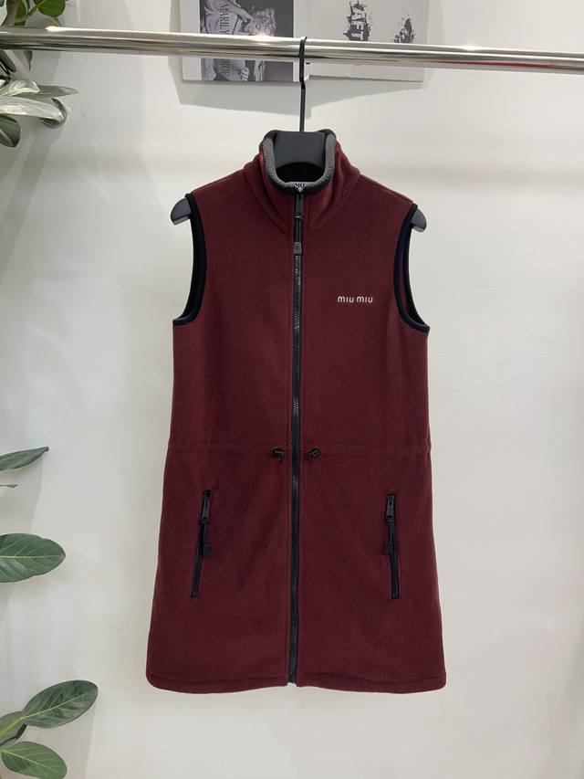 独家首发原单品质 Miu M*U 25 秋冬新款摇粒绒无袖连衣裙！柔软抓绒材质，立领+拉链简约大方 胸前刺绣超有辨识度计。两侧拉链口袋，实用又时髦 深灰和酒红两