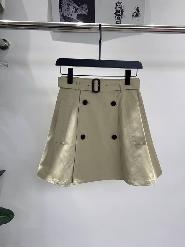 独家首发原单品质 Burb*R 25新款宽裙摆 Trench 短裙！经典双排扣侧口袋设计，面料挺括有型，A字版的版型非常显比例和显腰细，搭配可拆式 B 字型扣环