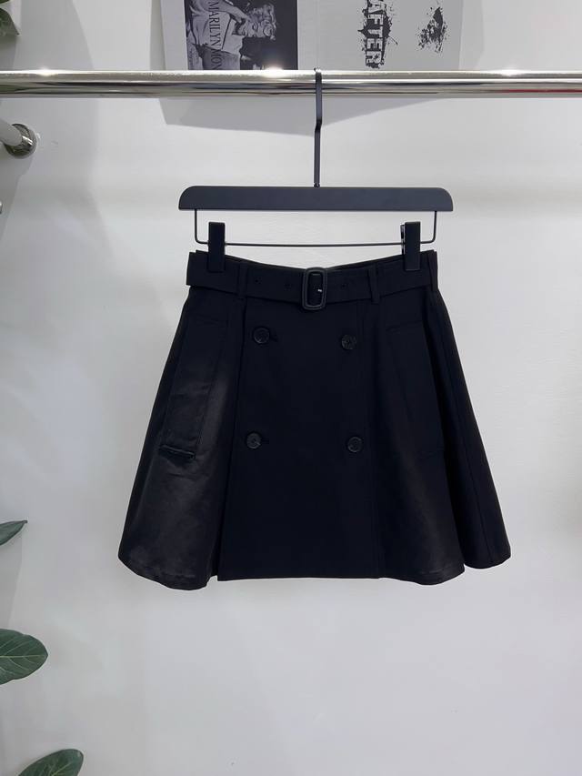 独家首发原单品质 Burb*R 25新款宽裙摆 Trench 短裙！经典双排扣侧口袋设计，面料挺括有型，A字版的版型非常显比例和显腰细，搭配可拆式 B 字型扣环