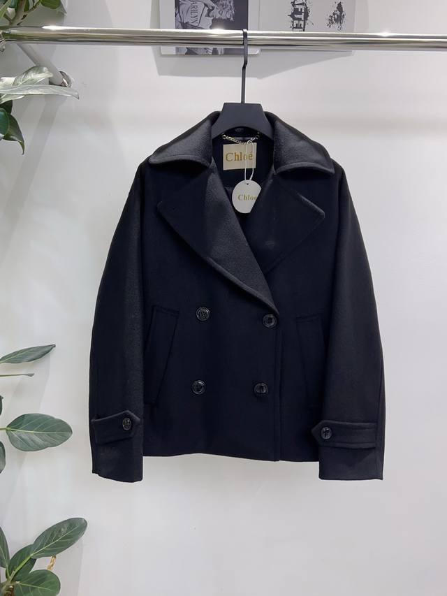 独家首发高端品质 Chlo* 25 秋冬新款羊毛外套！双排扣宽松廓形、设计感与慵懒松弛并行，短版剪裁 线条简约干练不拖沓 小个子也可随心驾驭！！！黑色 白色 S