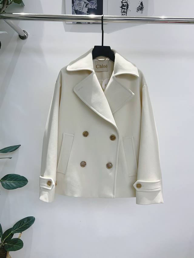 独家首发高端品质 Chlo* 25 秋冬新款羊毛外套！双排扣宽松廓形、设计感与慵懒松弛并行，短版剪裁 线条简约干练不拖沓 小个子也可随心驾驭！！！黑色 白色 S