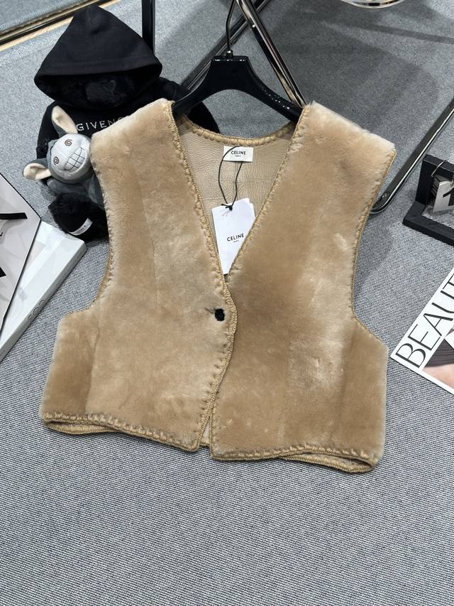 Celin* 2025秋冬美丽奴皮毛一体马甲，边缘采用狗牙绣花，精致立体，柔软蓬松，轻奢华的叠穿单品。码数S-Xl
