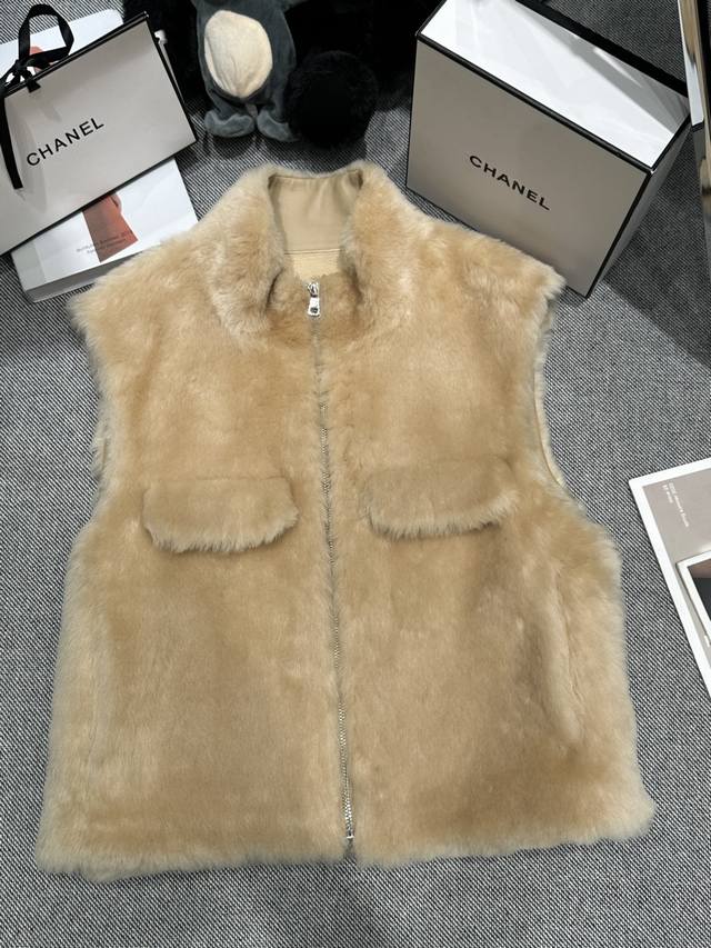 Fend* 2025秋冬新款皮毛一体马甲。翻领设计，衣身设有对称的毛绒口袋，整体风格奢华大气，皮毛一体面料柔软蓬松、质感细腻，保暖性强，适合多种单品叠穿，码数S