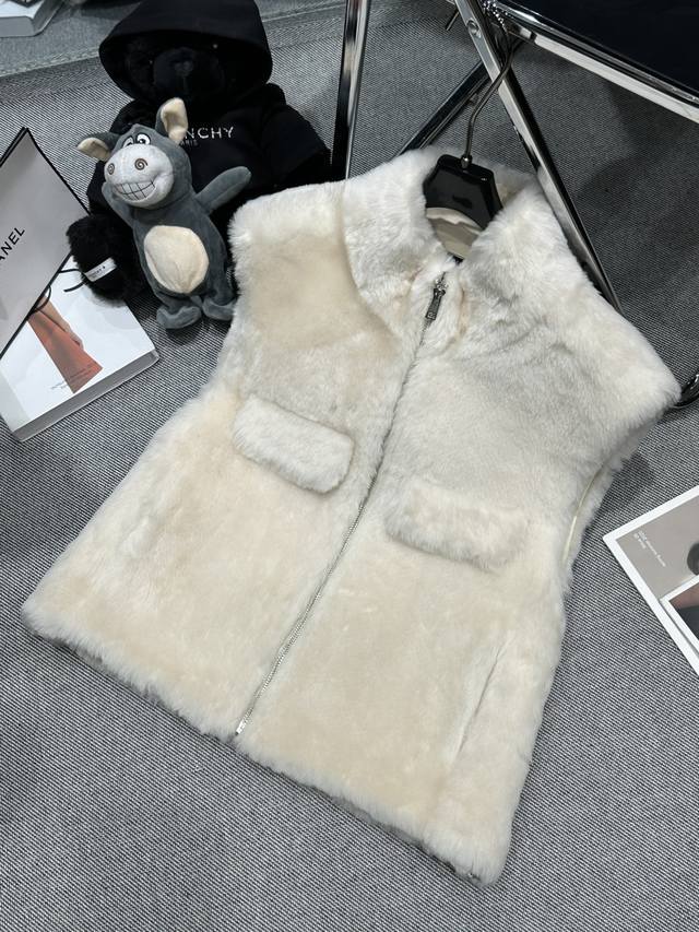 Fend* 2025秋冬新款皮毛一体马甲。翻领设计，衣身设有对称的毛绒口袋，整体风格奢华大气，皮毛一体面料柔软蓬松、质感细腻，保暖性强，适合多种单品叠穿，码数S