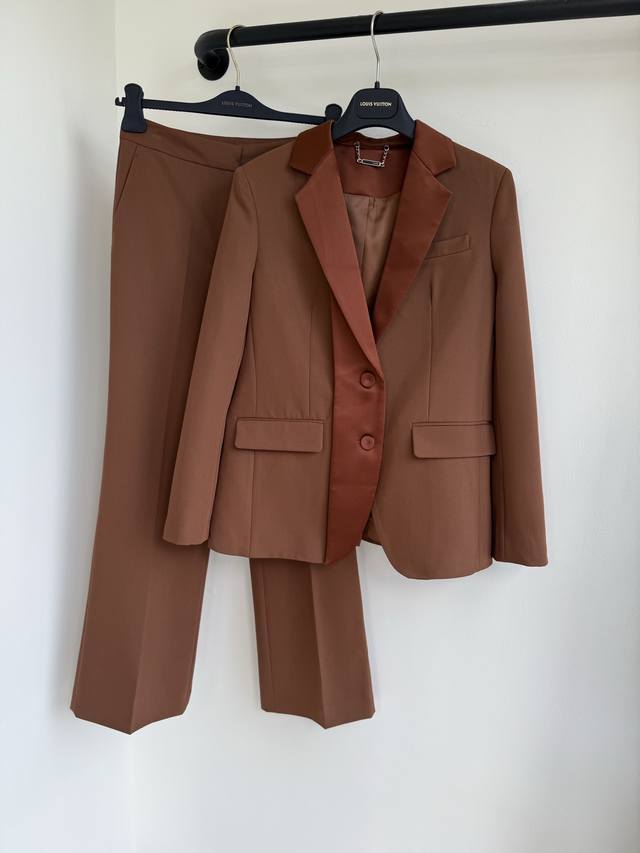 外套 长裤 Fd25秋季新款定制金属标牌西装外套长裤出货时髦必备单品 打破传统西装刻板印象兼顾休闲感与正式感 经典高级混纺面料 可单穿亦搭配同款长裤叠穿现货发售