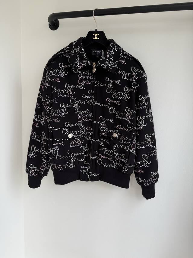 顶级版本Chane25秋冬新款重工珠片刺绣高级羊毛面料翻领拉链外套出货撞色字母元素贯穿到底 沿用定制纱线融合呈现 全身刺绣珠片图案字母呼应 优雅而高级 羊毛材质