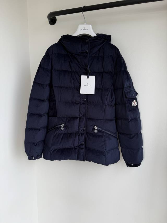 顶级版本 Mon25秋冬新款高领连帽哑光定制面料拉链羽绒服出货定制金属质感质感超赞超饱满时髦度贵货细节满分 实在太好看啦减龄帅气少女风 版型随性搭配超时髦 国标