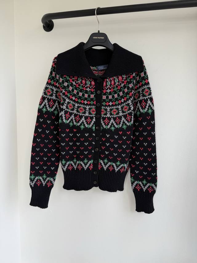 Lorop25秋冬新款法式轻奢撞色提花图案字母翻领针织开衫出货锯齿型图案针法 撞色设计 赋予高级质感立体字母设计，秋冬氛围直接拉满定制进口纱线针织面料，透气性好