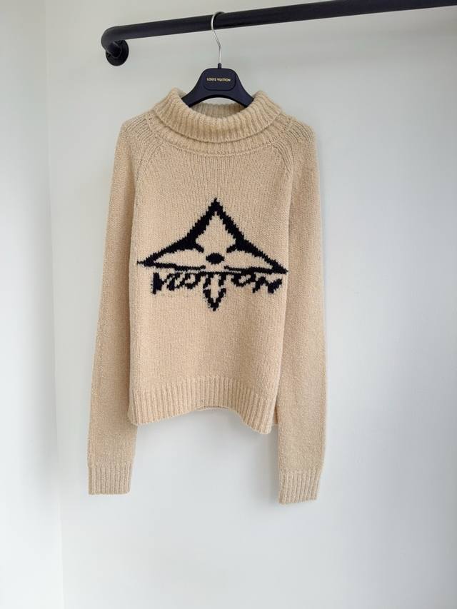 Loui25秋冬新款滑雪限定系列提花撞色针织高领上衣出货冬季氛围感满满经典延续绝对是心头爱啊，幸运星嵌织 山羊毛针织面料，手感细软舒适，标志条形图案撞色嵌织，打