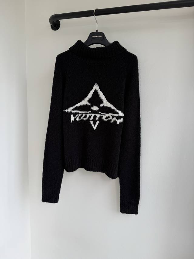Loui25秋冬新款滑雪限定系列提花撞色针织高领上衣出货冬季氛围感满满经典延续绝对是心头爱啊，幸运星嵌织 山羊毛针织面料，手感细软舒适，标志条形图案撞色嵌织，打