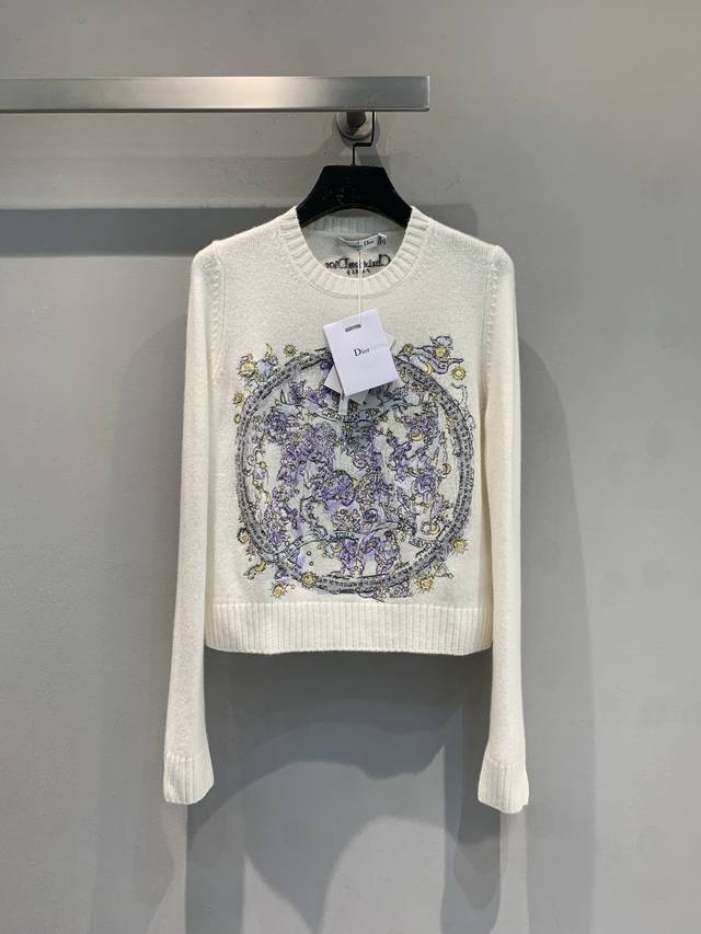 新款出货啦 Cd2025秋冬新款罗盘花卉刺绣羊绒毛衣，选用100%山羊绒，柔软细腻，保暖性超赞胸前花卉+星星罗盘刺绣，灵感来自夜空与神话，细节精致，工艺满分计。