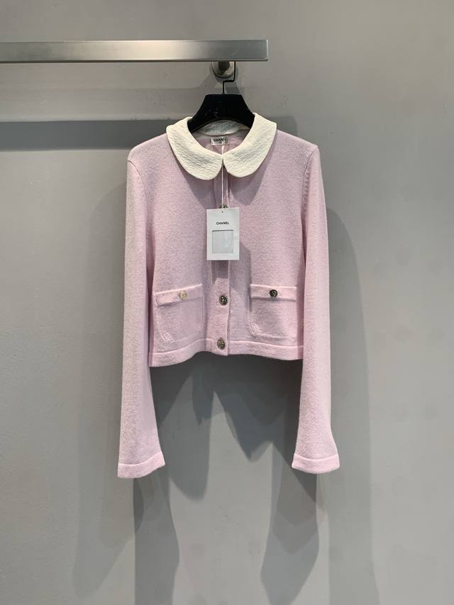 新款出货啦 C家2025秋冬新款名媛风娃娃领羊绒开衫，百分百羊绒材质，柔软有质感。撞色娃娃领+定制金属纽扣，复古少女感满满计。短款合身版型，显瘦遮肉，后背有品牌