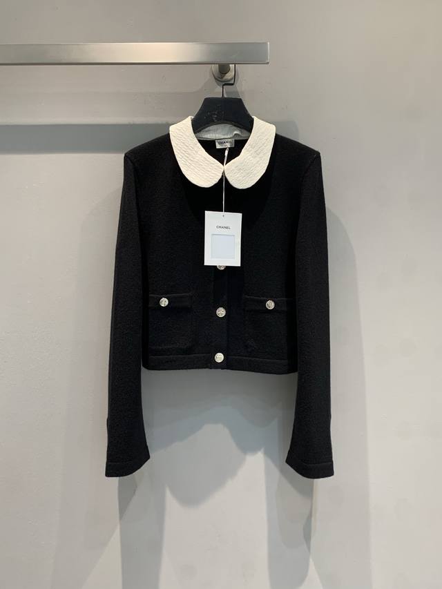 新款出货啦 C家2025秋冬新款名媛风娃娃领羊绒开衫，百分百羊绒材质，柔软有质感。撞色娃娃领+定制金属纽扣，复古少女感满满计。短款合身版型，显瘦遮肉，后背有品牌