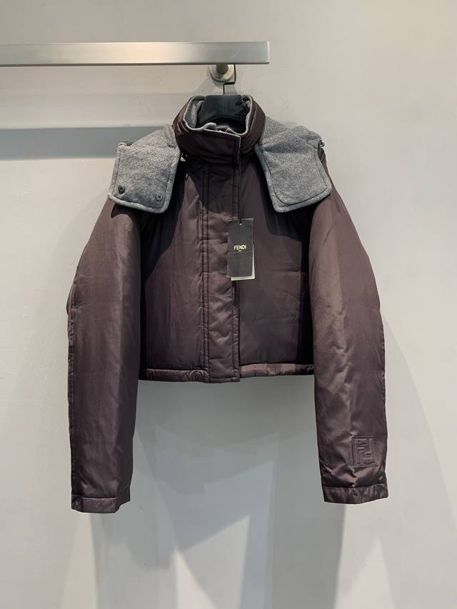 新款出货啦 Fend*2025秋冬新款时髦复古双面穿连帽短款羽绒服，茄紫色+灰色翻领，简约又高级 码数Spl
